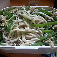 青椒鸡蛋面的做法图解1