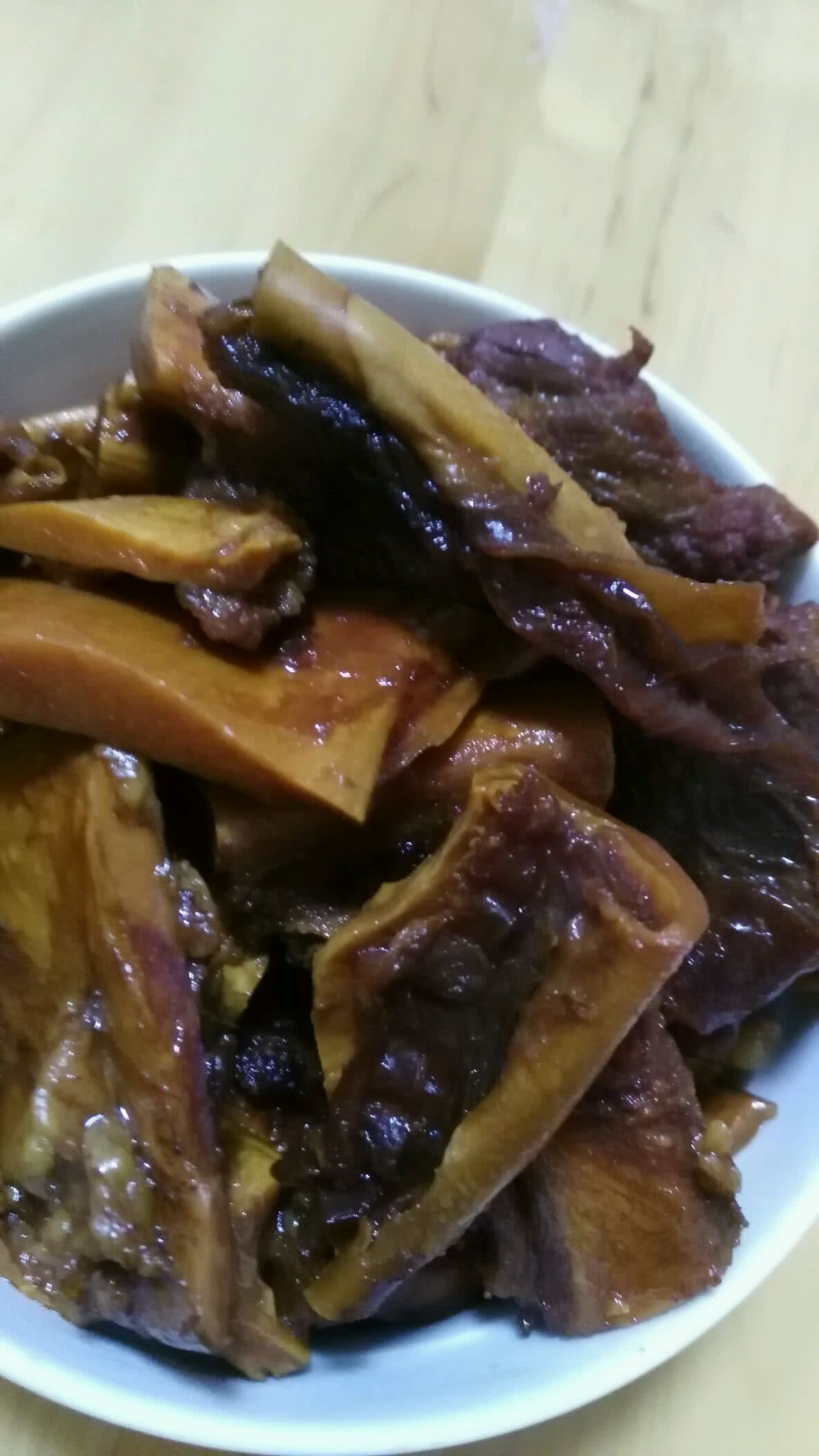牛板筋切小段, 全部和材料一起下锅,小火卤制三,四个小时即可.