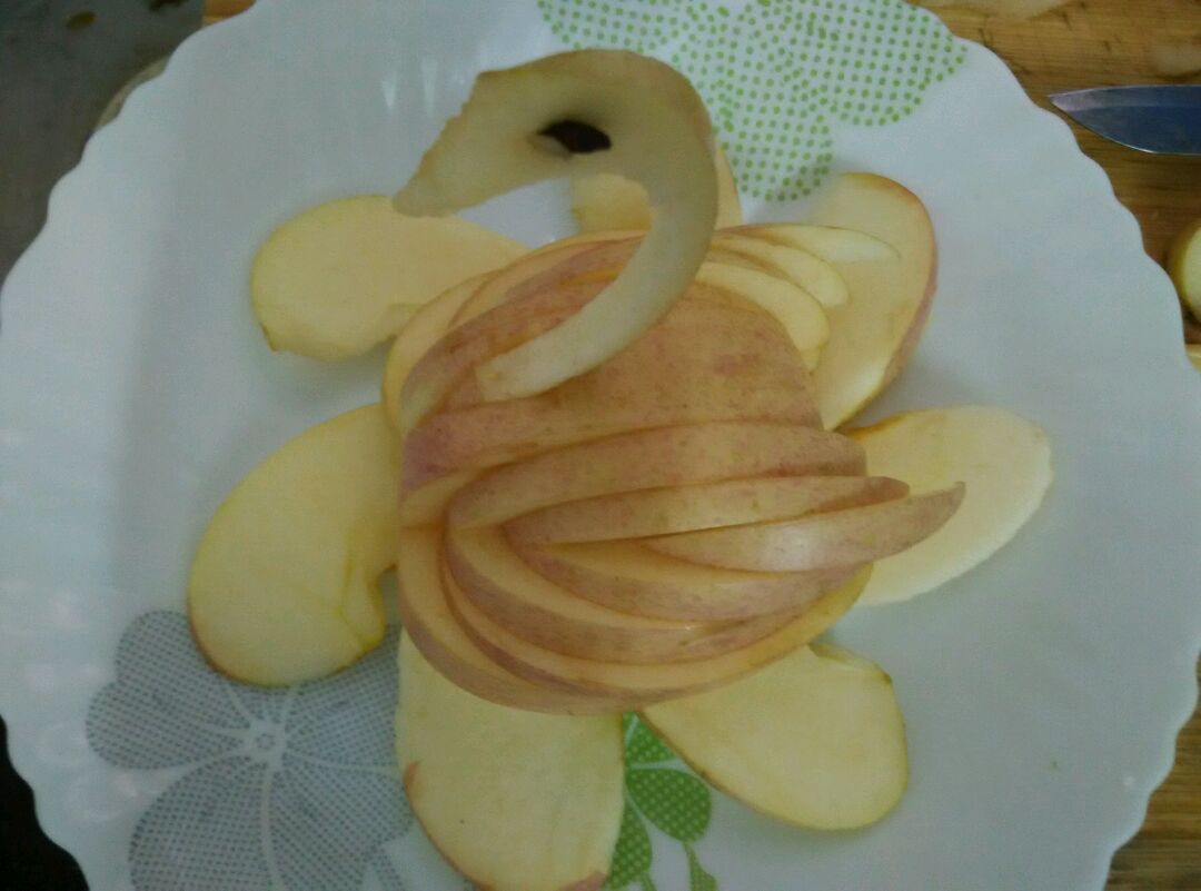 陈策小朋友的苹果天鹅制作教程 超级漂亮水果拼盘图片 肉丁儿童网
