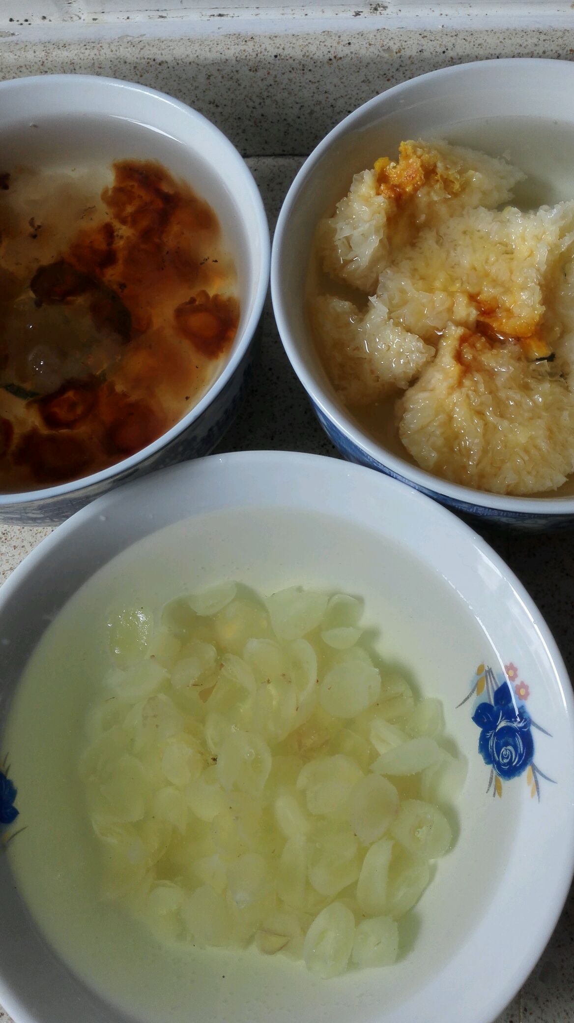 雪耳桃胶皂角米汤的做法图解1