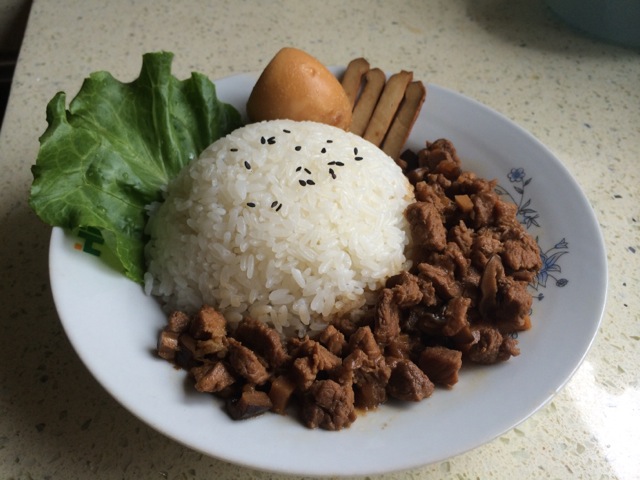 杏鲍菇卤肉饭的制作方法教程