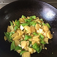 土豆片炒辣椒的做法图解1