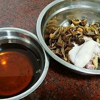 宝宝提高免疫力汤谱——茶树菇姬松茸鸡汤的做法图解1