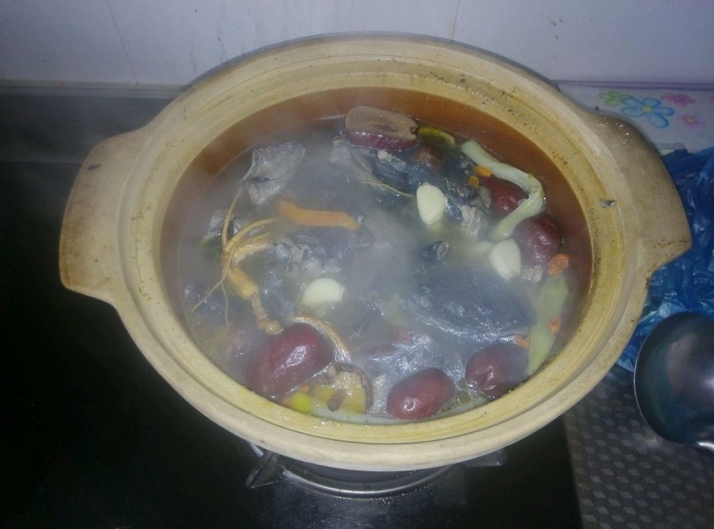 大火烧开后,转小火慢炖一小时.停火,加适量盐既可.