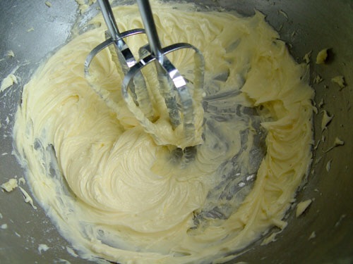 软化的黄油加入糖粉,打发至黄油略微发白即可,不要蚬过了.