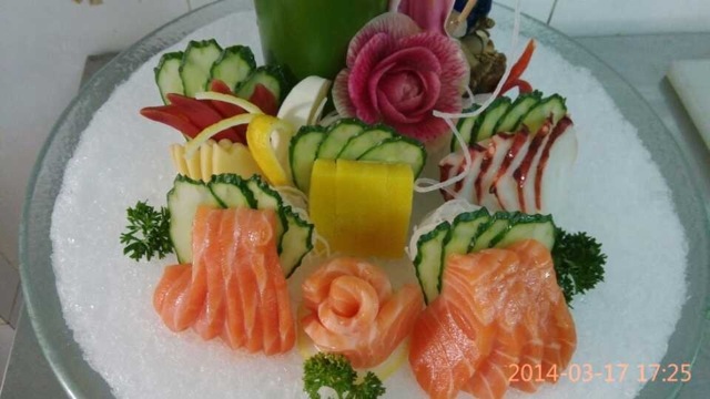 三文鱼也是医学上制作鱼肝油的原料之一,鱼肝油含有丰富的维生素D等。维生素D可提高机体对钙、磷等微量原色的吸收,特别对正在生长发育的青年人很适宜。一些长期工作于服装等行业的人,应很少机会接触阳光的照射,也应及时补充维生素D。三文鱼对任何一类人群都很合适,正所谓老少皆宜,特别对于心血管病患者、长期从事脑力劳动者以及学生更加有益。多吃三文鱼可给身体补足所需的各类营养物质,也可舒缓长期工作压力所致的种种不适之感。 三文鱼的营养价值还占据了一个饮食理想值的黄金比例,即食物中理想的维生素E与多元不饱和脂肪酸的比例