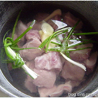 排骨瘦肉莲藕汤的做法图解1