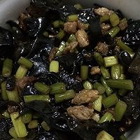 蒜苔木耳炒肉的做法图解1