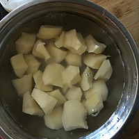 云南特色酱汤五花肉的做法图解1