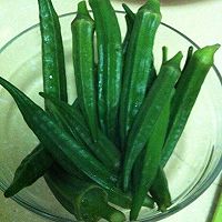 秋葵炒香肠的做法图解1