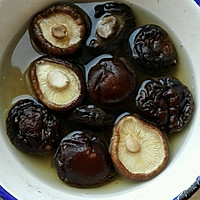 香菇腊肉饭的做法图解1