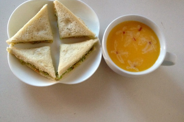 宝宝早餐食谱:鸡蛋生菜吐司加南瓜米糊