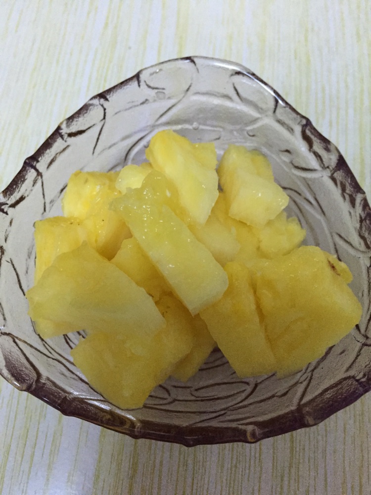 菠萝切块备用