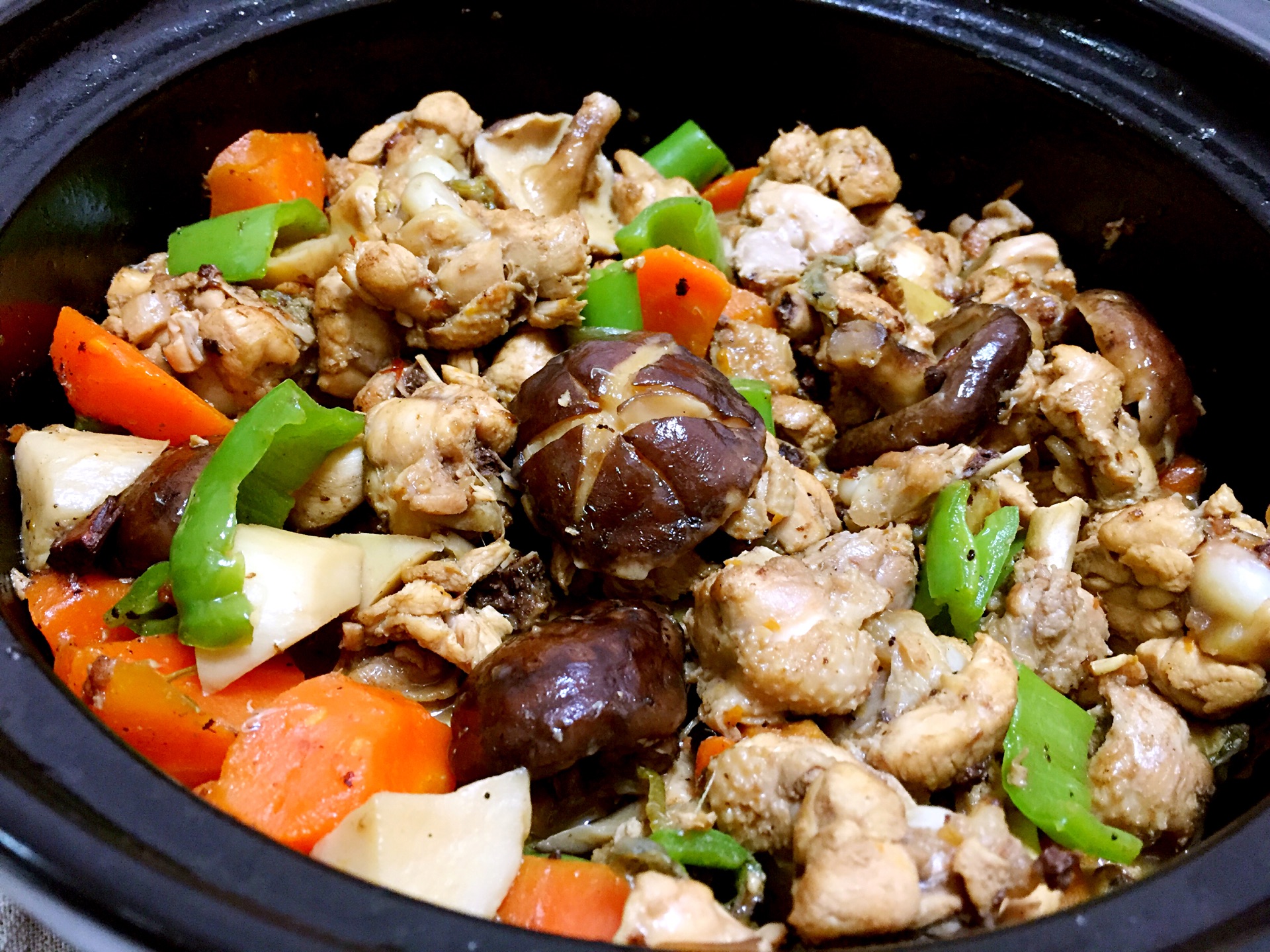 砂锅焗鸡的家常做法，开盖满屋飘香，肉质鲜香滑嫩，色香味俱全 - 哔哩哔哩