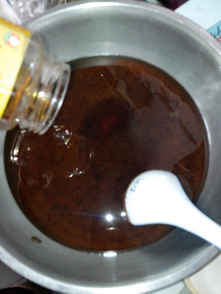 桂圆:因为含有大量 有益人体健康的微量元素,早已成为一味良药。中医很推崇桂圆的营养价值,有许多本草书都介绍了本品的滋养和保健作用。其主要功能是安神,可治失眠、健忘、惊悸,也有滋补强体,补心安神、养血壮阳,益脾开胃,润肤美容的功效。 红枣:富含丰富的维生素和微量元素,甘甜温和、果肉饱满滑腻,具有补五脏、益脾养胃、养血安神的功效。对气血虚弱引起的多梦、失眠、精神恍惚有显著疗效。 蜂蜜:具有补中益气、安五脏,和百药、解百毒之功效。其抗过敏、抗疲劳、防治心血管疾病等多种功效。尤其对失眠患者疗效显著。