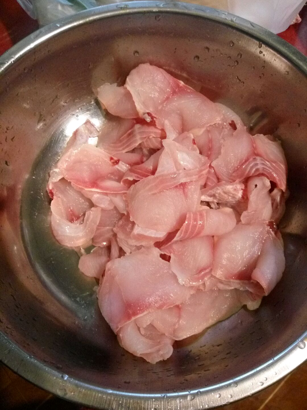 黑鱼去除鱼骨和头片成鱼片(我这是买的时候让老板片好的),漂洗干净