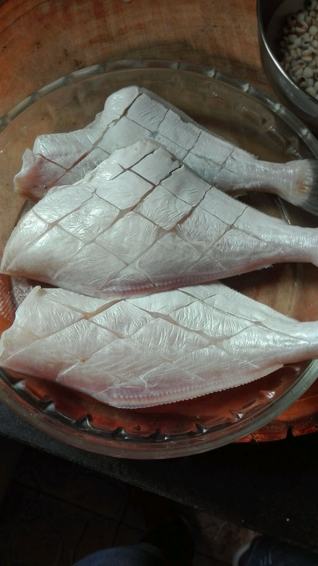 扒皮鱼解冻,改花刀
