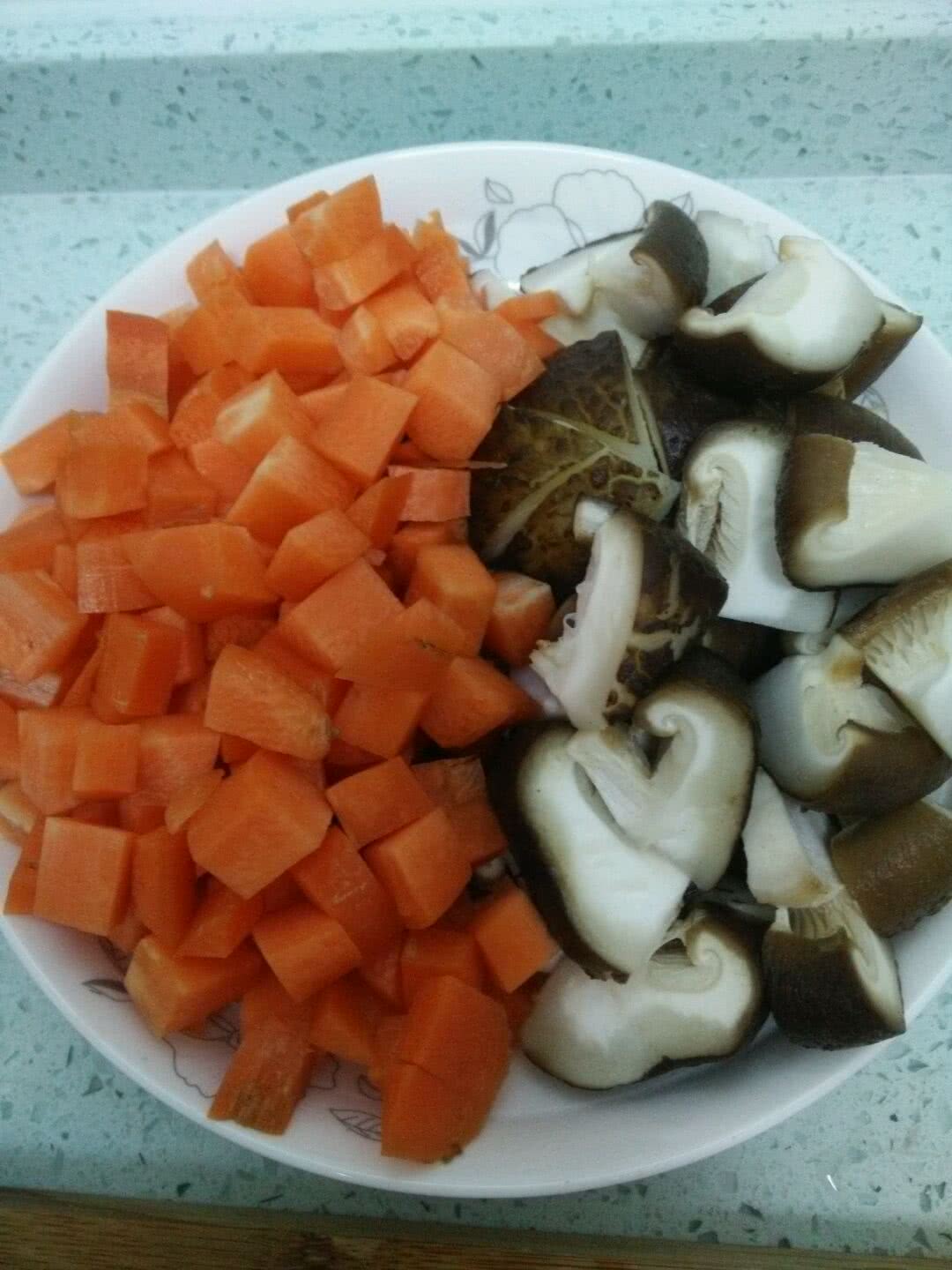 香菇番茄萝卜汤怎么做_香菇番茄萝卜汤的做法_缘豆儿_豆果美食
