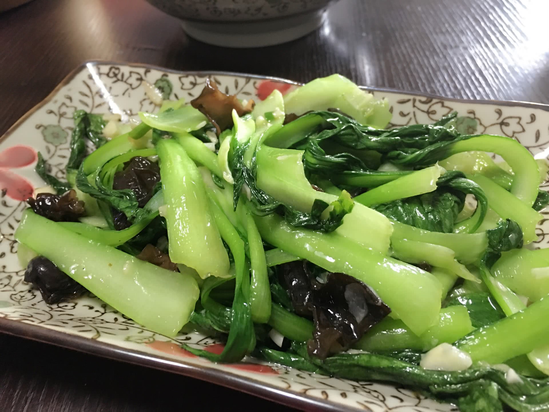 怎样才能将青菜炒得又脆又绿-怎样把蔬菜炒得更绿?