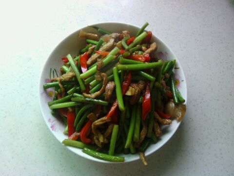 热锅,冷油,大蒜籽入锅爆香,炒肉,8成熟,盛出备用,炒大蒜梗微熟,放