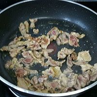 蒜苗木耳炒肉的做法图解1
