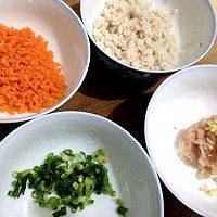 胡萝卜莲藕香葱肉饼的做法图解1