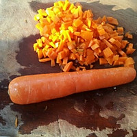胡萝卜肉丁饭的做法图解1