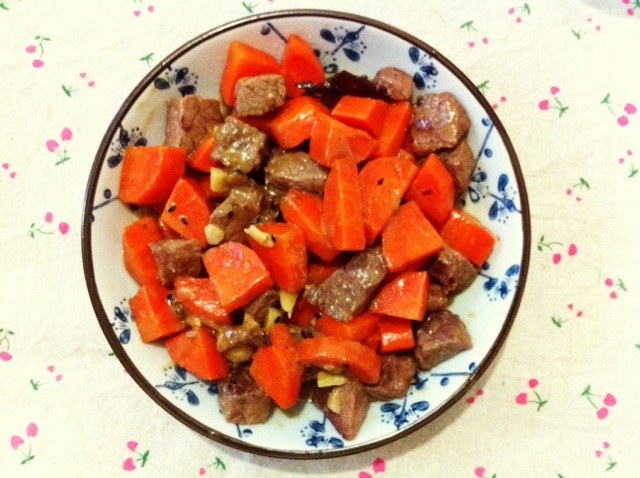胡萝卜焖牛肉粒
