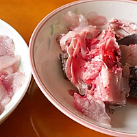 冬日养生鱼头豆腐汤的做法图解1