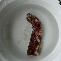 土豆香肠焖饭（闲暇时光的黑暗料理）的做法图解1