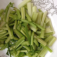 芹菜土豆丝的做法图解2