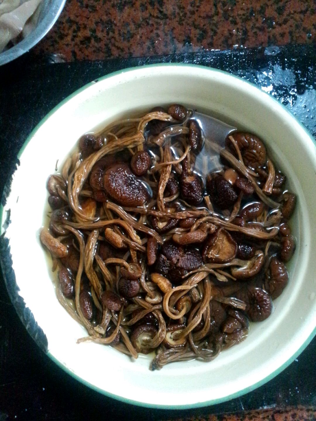 做法简单的茶树菇烧排骨，排骨软嫩，素菜爽脆，搭饭又美味