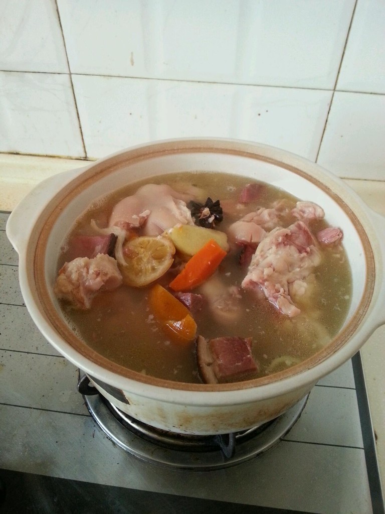 干笋豆芽炖猪蹄煲