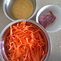 瘦肉鸡蛋炒胡萝卜的做法图解1
