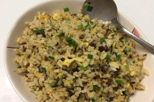 碎米芽菜蛋炒饭怎么做_碎米芽菜蛋炒饭的做法_豆果美食