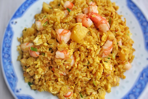 咖喱菠萝炒饭图片_咖喱炒饭的做法_海鲜菠萝咖喱炒饭