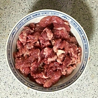 全家版牛肉炒芹菜的做法图解1