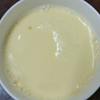 牛奶蒸鸡蛋的做法图解2