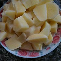 土豆炒肉的做法图解1