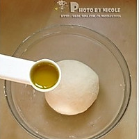风味腊肠芝心披萨的做法图解1