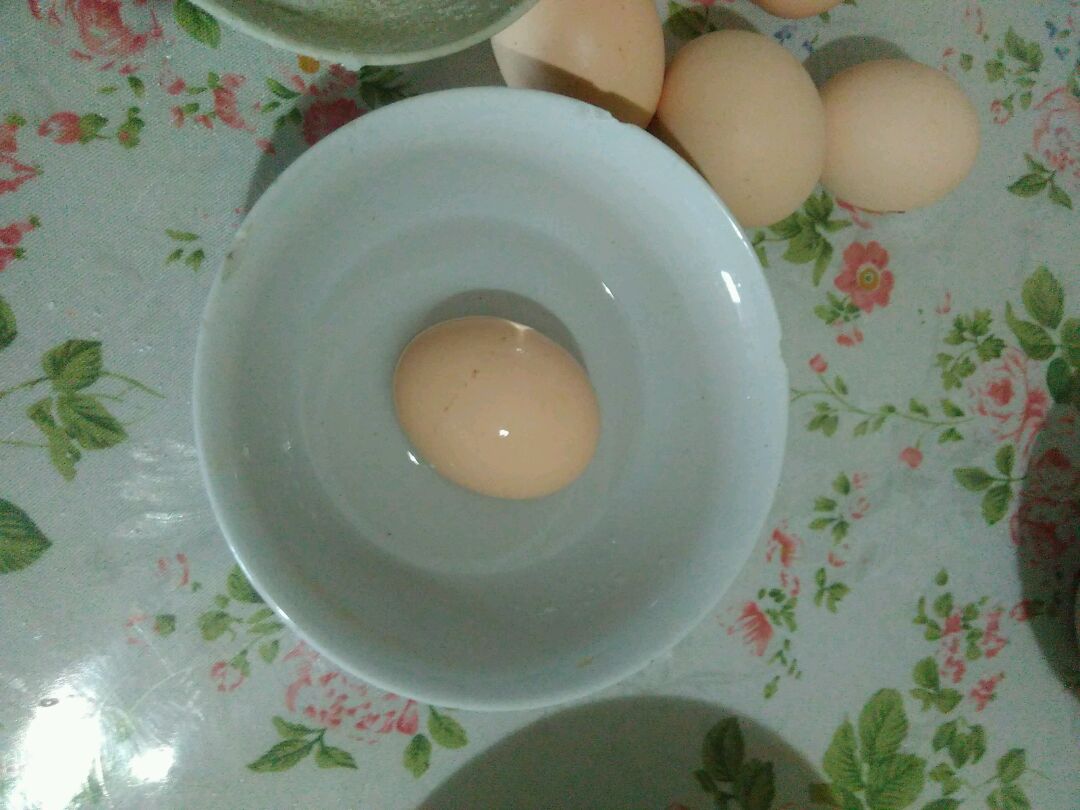 鸡蛋可以不用洗(洗一下也可以),放入装白酒的碗里,让白酒浸湿鸡蛋