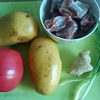 番茄土豆排骨汤的做法图解1