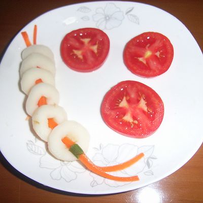马蹄和萝卜丝用沸水焯熟摆盘;番茄切片盘