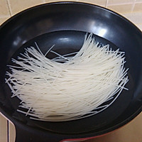 牛肉炒粉的做法图解2