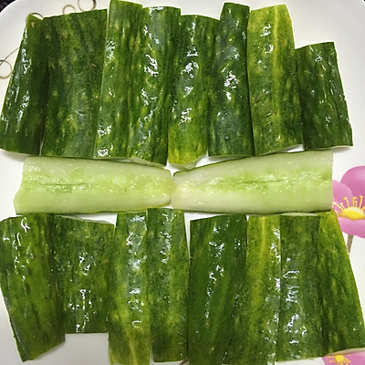 2.切好黄瓜条,想要卖相就摆盘,觉得还是不摆盘放盆里乱一些比较进味.