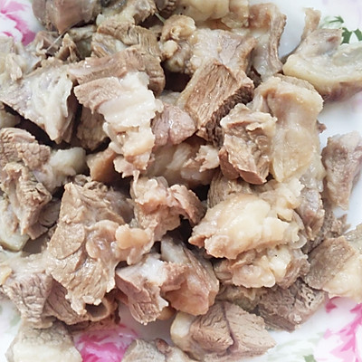 5.煮熟捞出,剔除羊肉,切小块