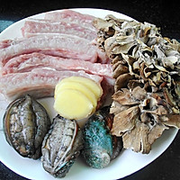 灰树花鲍鱼排骨汤的做法图解1