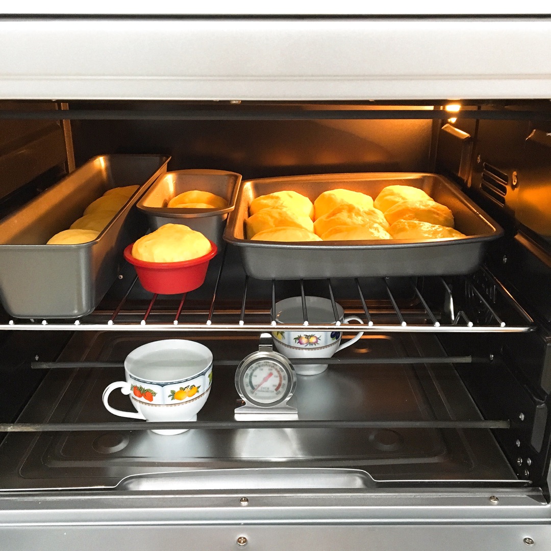 将面团排在烤盘上,放入烤箱进行最后发酵(烤箱选择发酵功能,放入热水