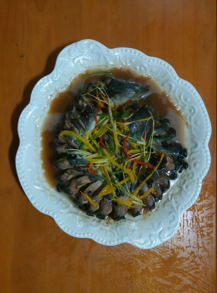 河鳗洗净切花,放入豆豉,姜入锅蒸十分钟起锅放红黄椒丝和葱,姜丝淋入