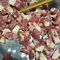 胡萝卜烧牛肉丁的做法图解1
